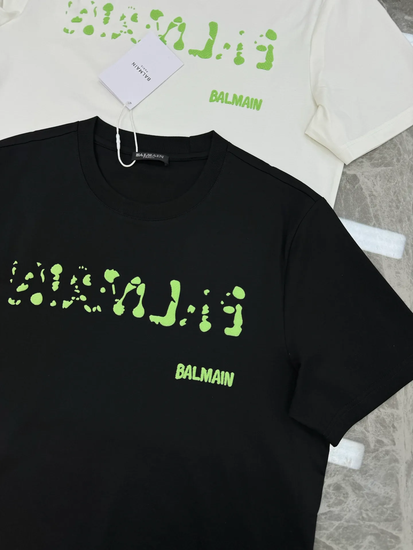BALMAN 25s spring and summer men's round neck short sleeves. Made of high-quality pure cotton. Woven technology. Richer texture than ordinary fabrics. The Classic label made of Balman letter printing on the chest highlights. Regular cut, the upper body fits comfortably and does not appear bloated and tight. Color: Black. White. Sizes: S-XXL Loose fit! 175/140 catties recommended L